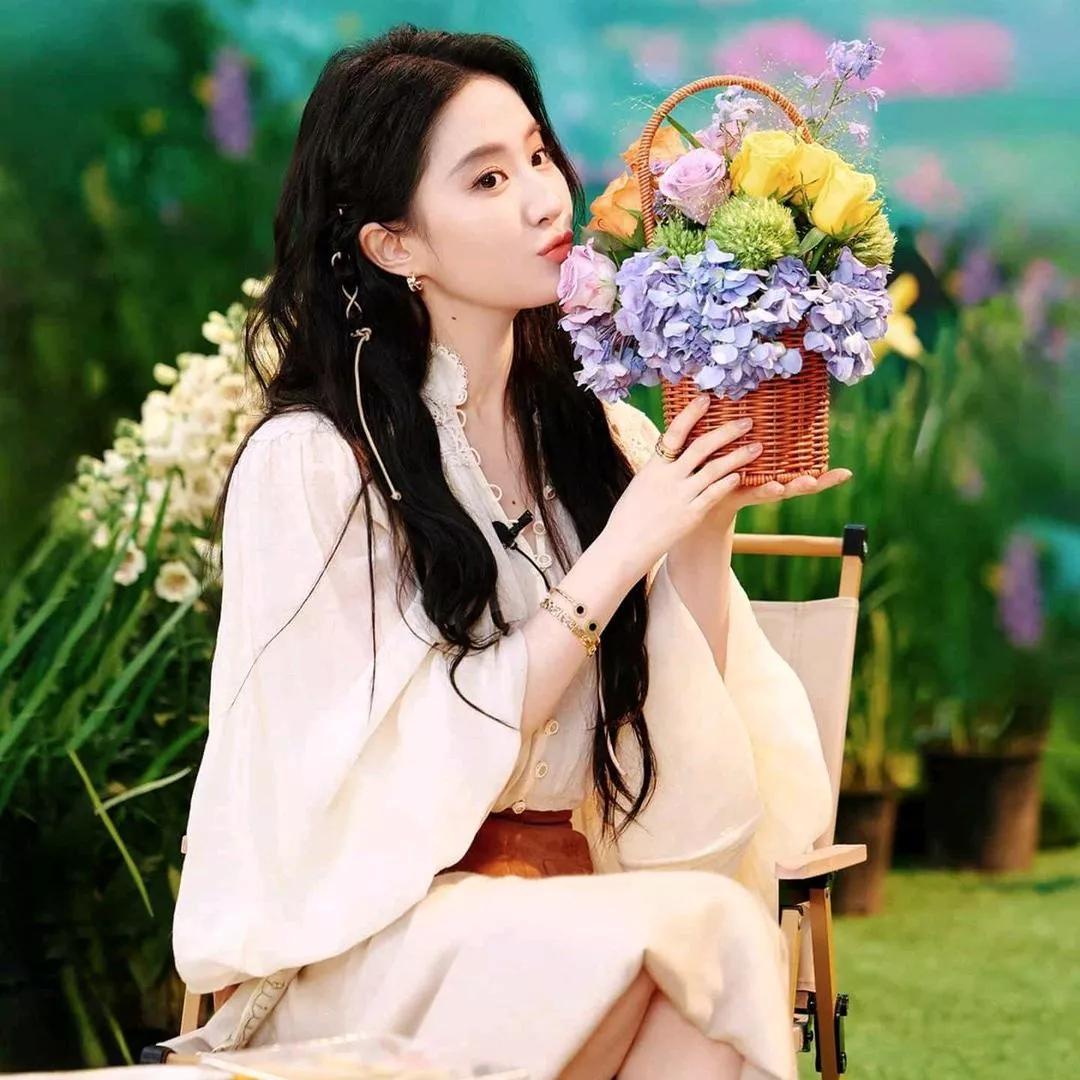 春日野餐，花香满溢，甜美少女与花篮的浪漫邂逅🌸✨