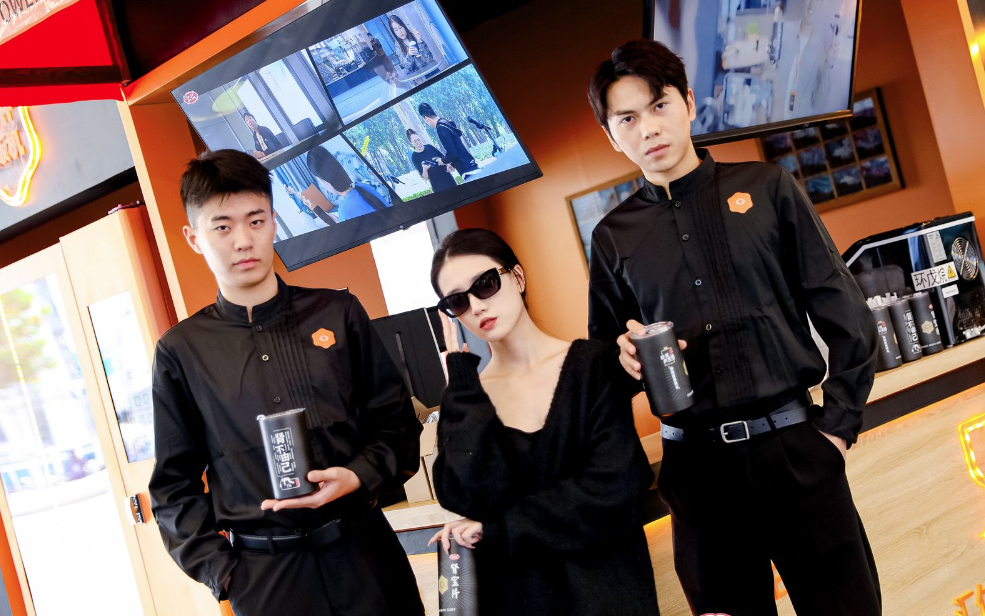 当我给i人同事看汇仁社牛杯照片的时候，他眼神里闪过了一丝犹豫，估计脚趾已经在扣三