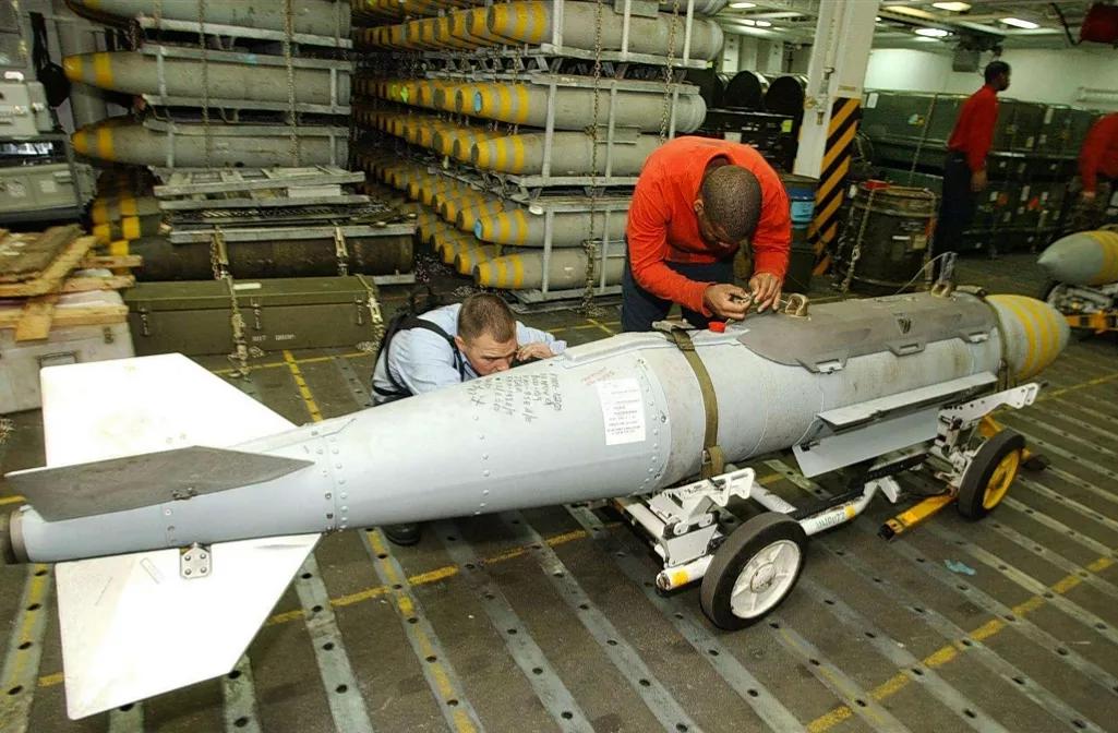 半岛电视台报道，当地时间19日，以色列防长卡茨表示，以空军部队当天对黎巴嫩首都贝