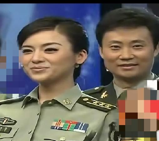 这是著名歌唱家耿为华和陈思思上台献技的一个场景。
        耿为华站在后面