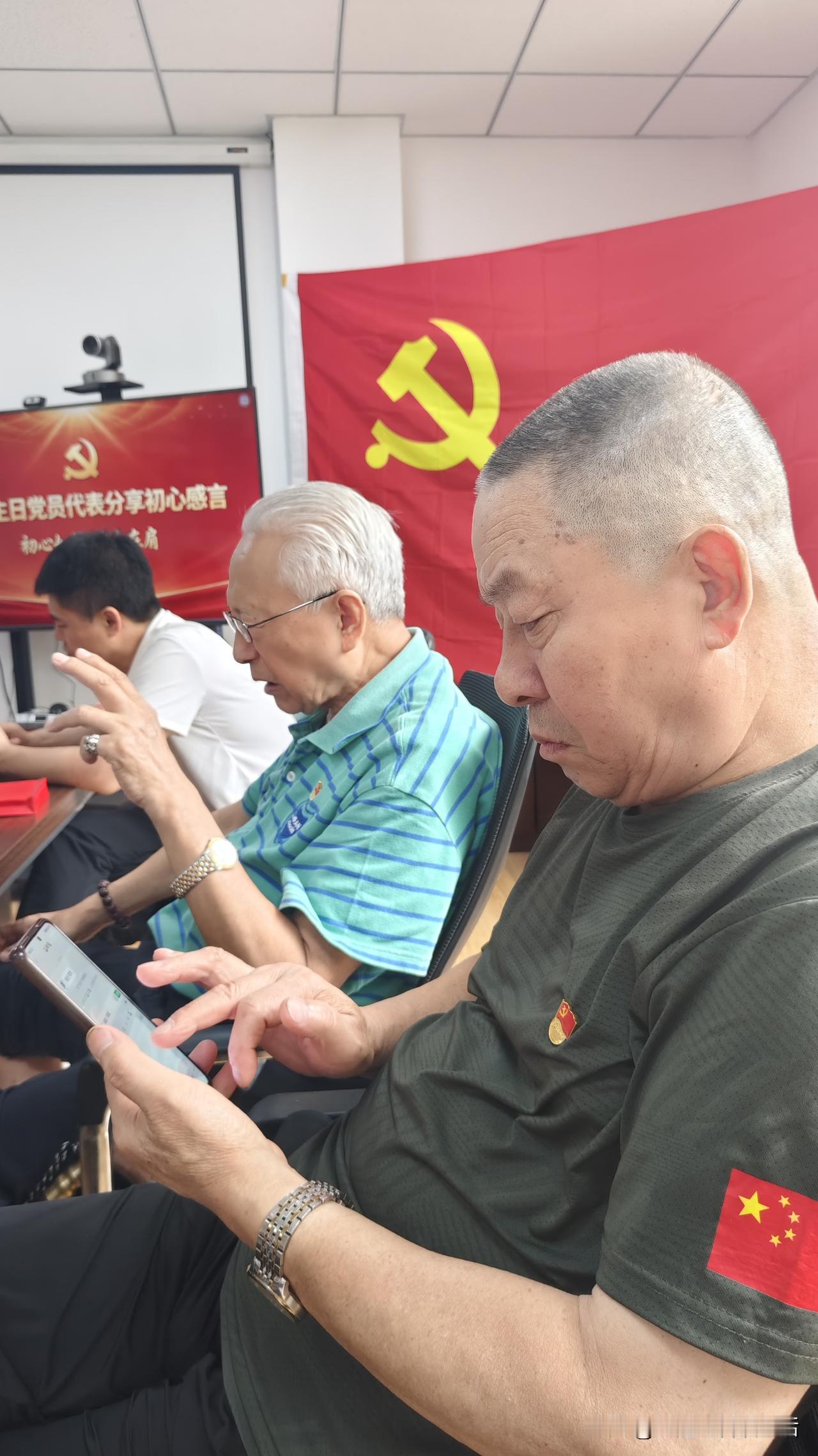 今天我来到青岛崂山区海游路社区参加党员会议，听到崂山金家岭大麦岛社区的老党员戴宗