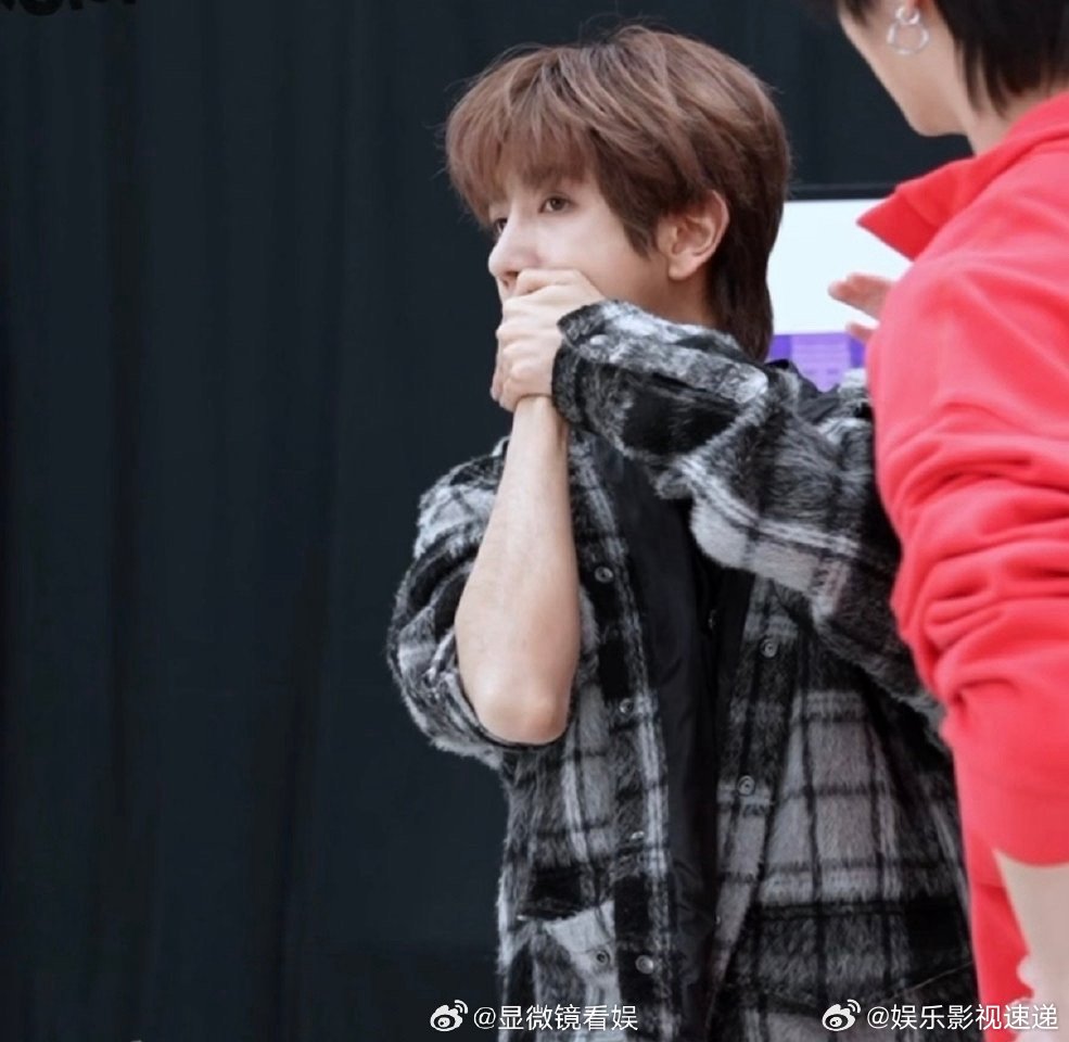 男团技能已经卷到这种地步了吗ADD软骨功挑战人体极限 ADD的精神状态确实成谜，