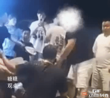 看得出来，宁波这个卖西瓜的男子都不敢还手。
拿西瓜往头上砸，还砸的那么碎，手部动