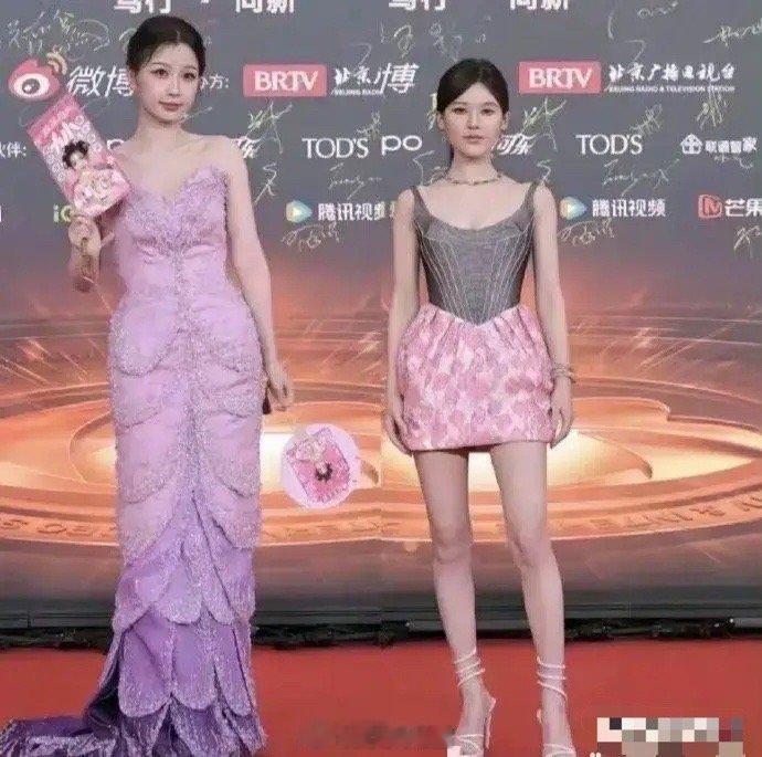 这么对比，虞书欣显得有点大只…… ​​​