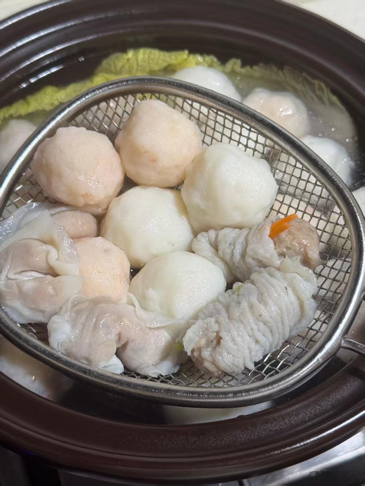 丸子到处都有，姐姐推荐的只在：“大红食品店”有。图3️⃣图4️⃣分别是鱼册和鱼饺