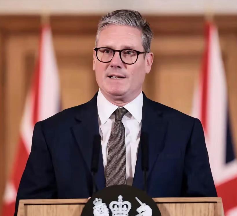 英国首相斯塔默“投喂”给了世界三句话！

第一句：中国不是“正在崛起”，是“已经