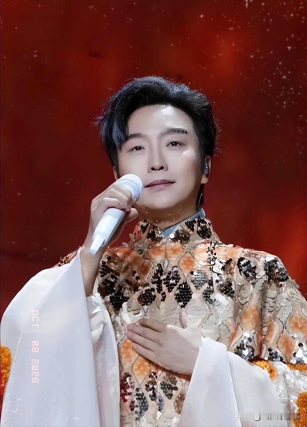 翻开《万疆》这首歌的评论区，
简直成了大型翻车现场，
不少人之前都以为李玉刚是词