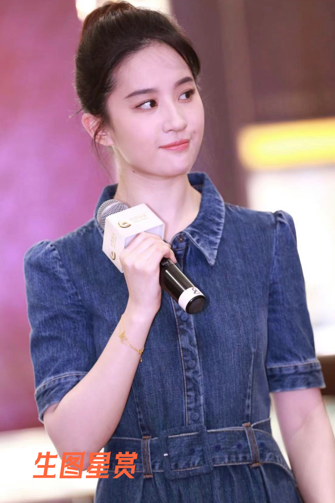 刘亦菲牛仔蓝套裙出席活动，丸子头造型简单元气清丽💙👗 ​​​