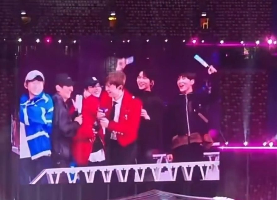 穆祉丞 我爱杰哥 穆祉丞去看张杰演唱会了，孩子上火车玩嗨了，大喊表白“我爱杰哥”