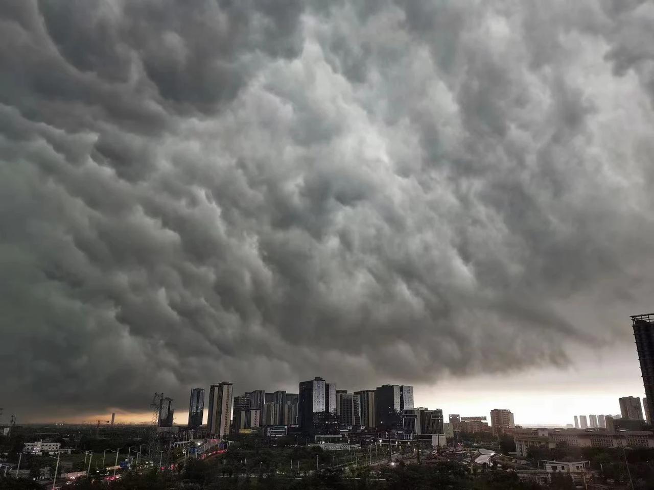 黑云压城城欲摧，人类在自然年前都是渺小的