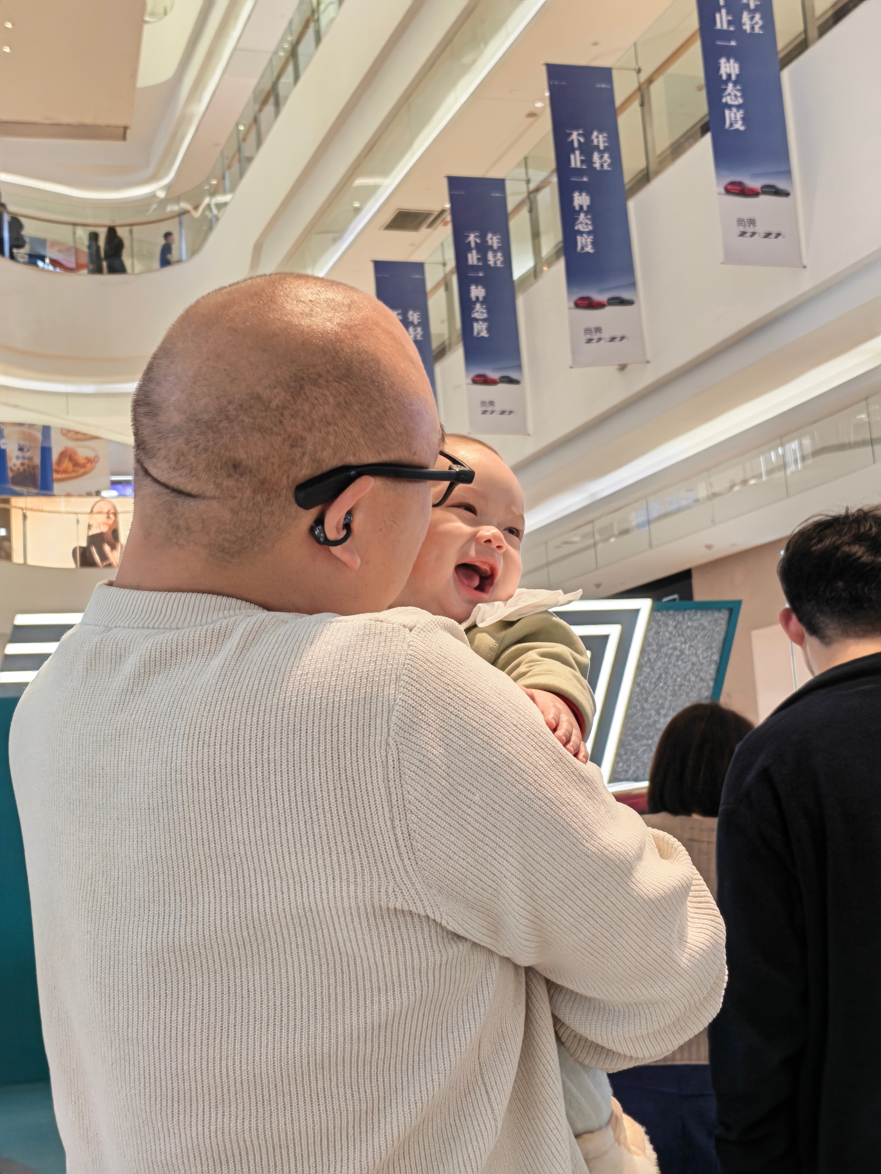 婴儿险窒息爸爸玩手机近1分钟未发觉这爹不配当爹我带娃的时候绝对是眼睛时刻在娃身上