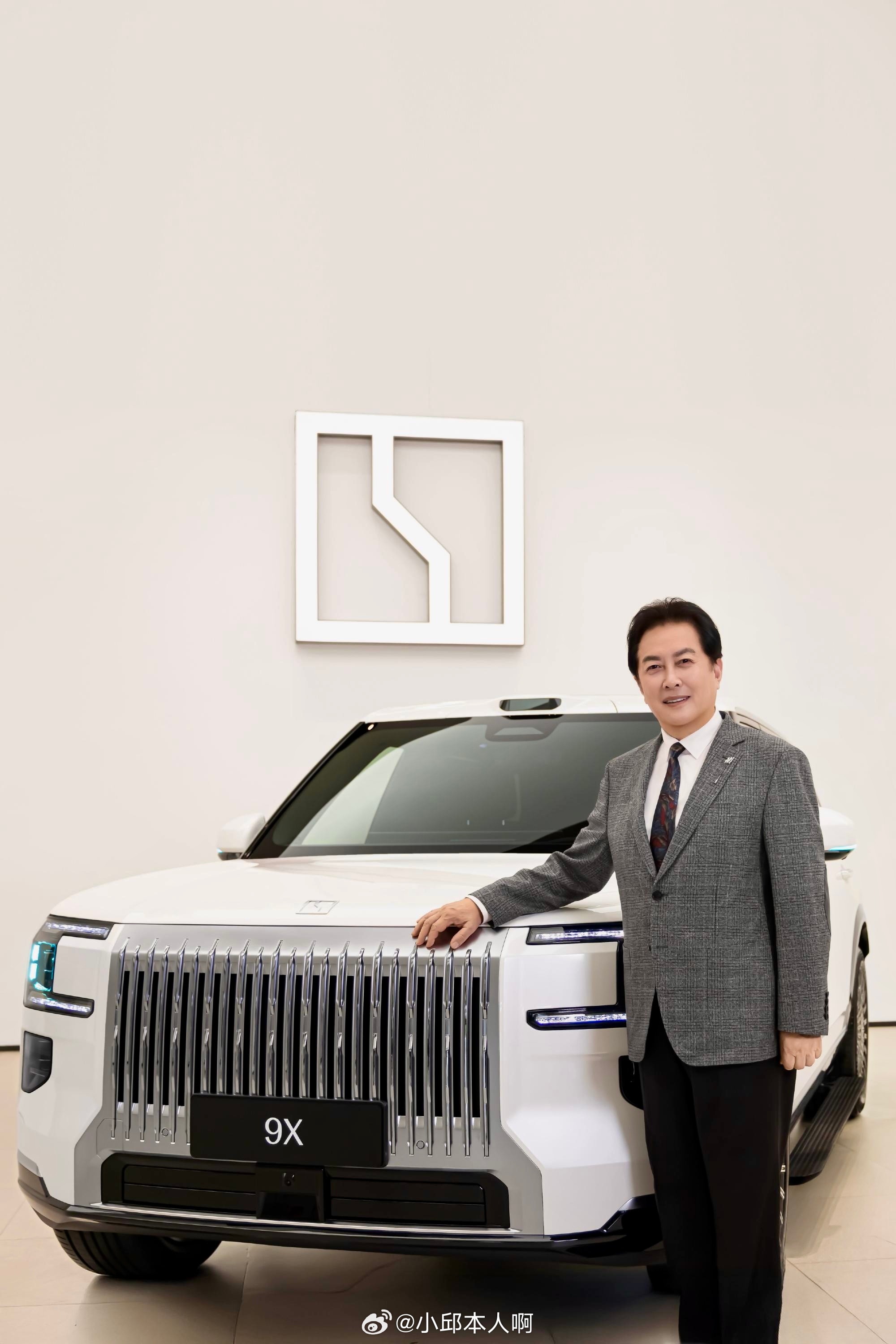 唐国强成极氪9X五座版车主唐国强现身北京极氪门店，实地体验极氪9X五座版车型后现