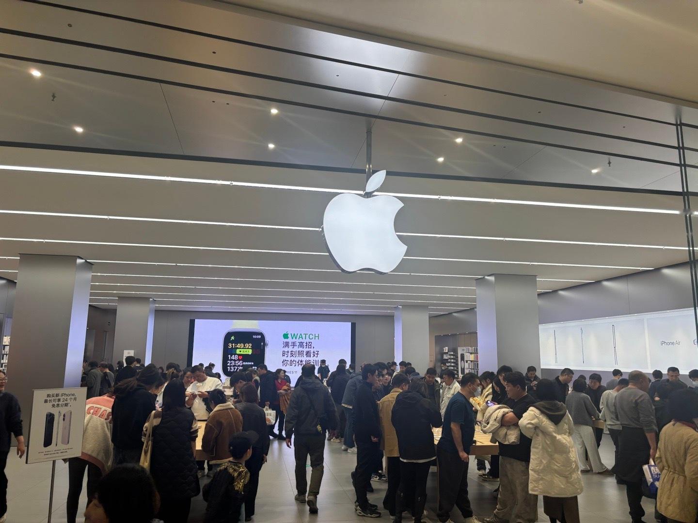 周末天津南开大悦城华为手机店看手机的顾客不多但是同一时间苹果手机店人满为患中国的