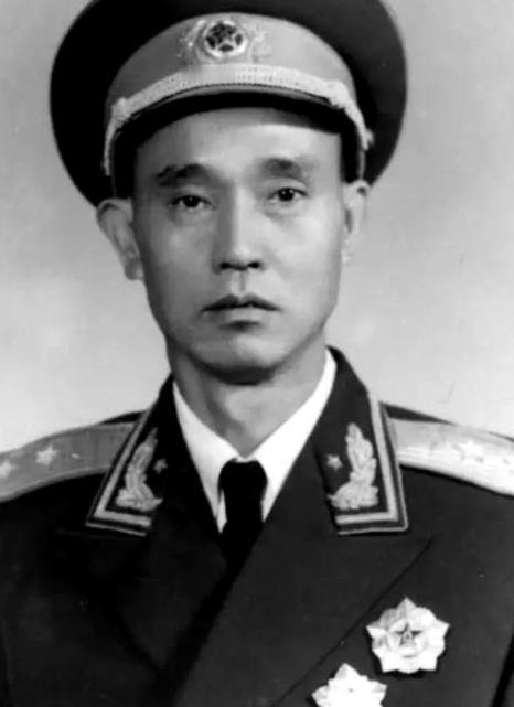 1947年，开国中将周志坚在激战中负伤，住进野战医院时与护士矫明相识相知。就在这