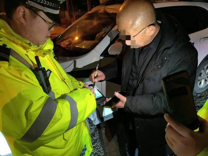 太尖了？交警在不在场的2种表现，殊不知是自欺欺人
 
平时出门在路上，很多人都会