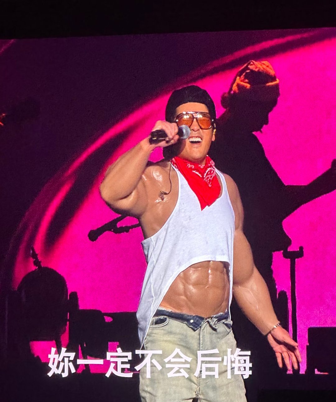 曹格我并不知道您怎么了曹格老师，咱听话，咱好好唱歌看肌肉男这个赛道我另有人选 