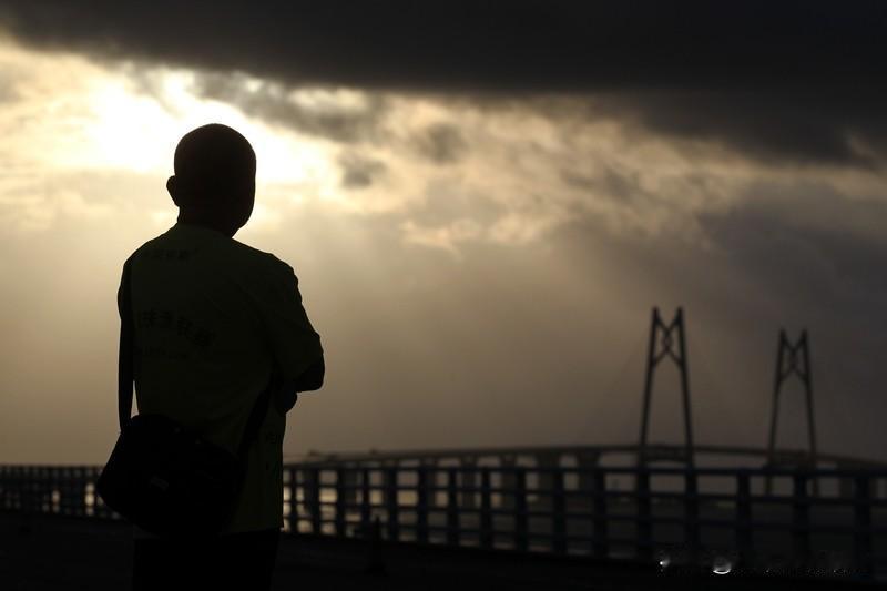大国工程见证中国之“变”从港珠澳大桥飞架三地，到南水北调润泽四方。大国工程如璀璨
