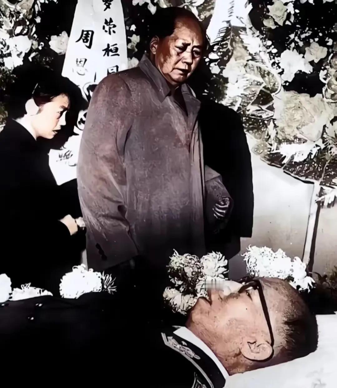 1963年，罗荣桓病逝后，毛主席亲自前往告别时的一幕，罗荣桓从秋收起义开始就与毛