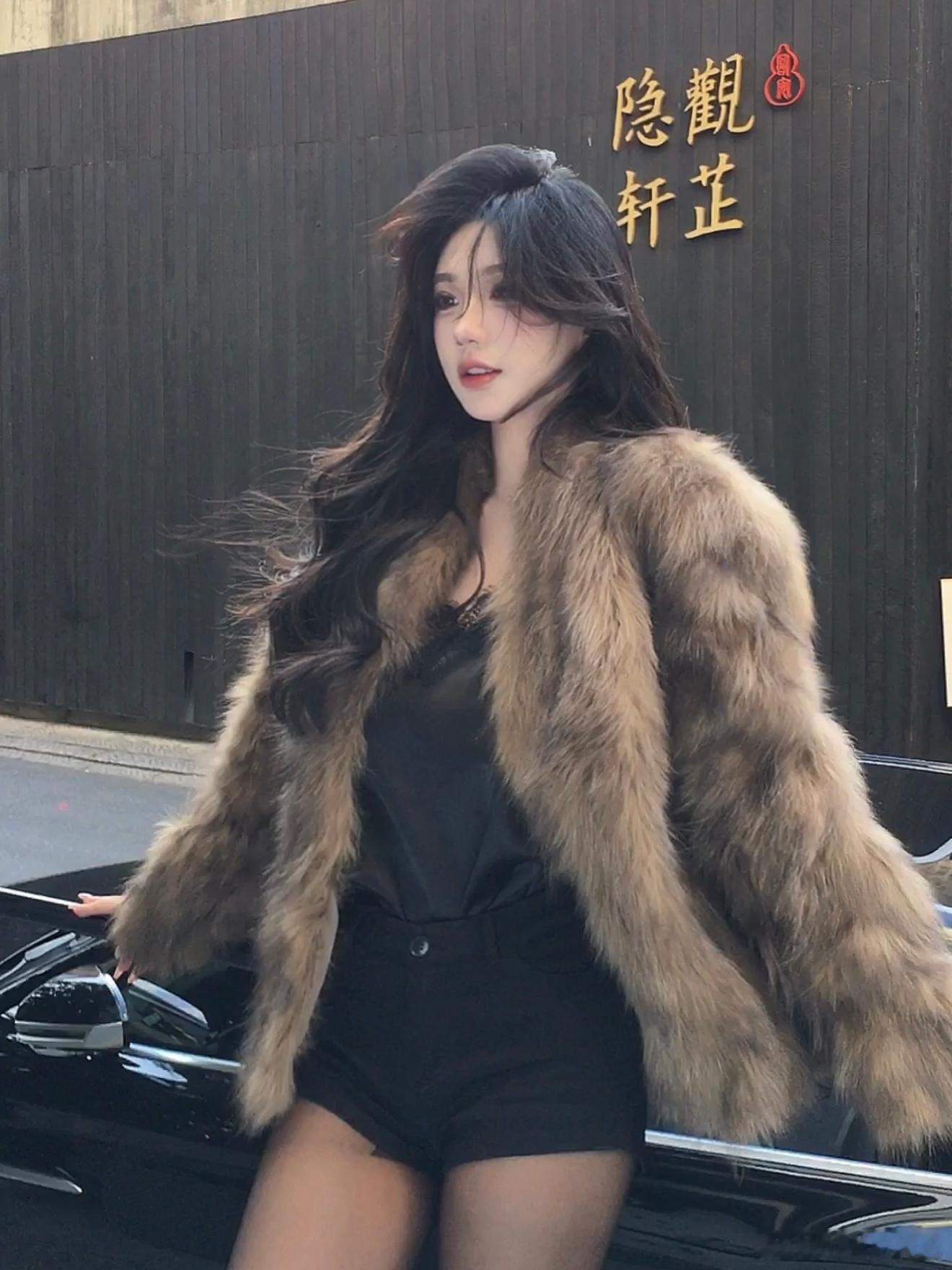 今年买的最好看的一件皮草！！[泪] 不显壮还便宜 这个款还有个很温柔的奶茶色 