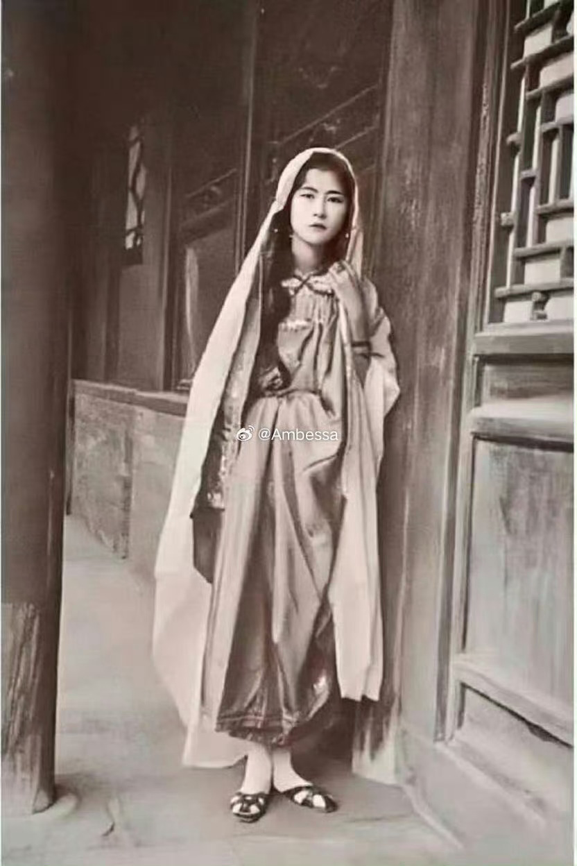 这才是1924年20岁的林徽因在北京真实样貌，不要被电视剧骗了。那时候的她沉鱼落