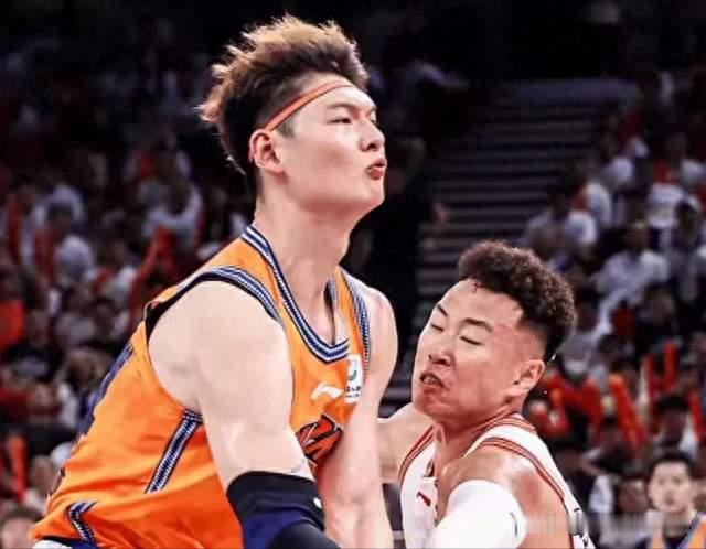 34分惨败：深圳男篮乱了阵脚，顾全首秀遭质疑，杜锋杨鸣火花四溅
