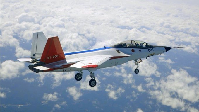 🔹一架全身覆盖白色织物的神秘军用飞机，于2026年6月18日在日本岐阜空军基地