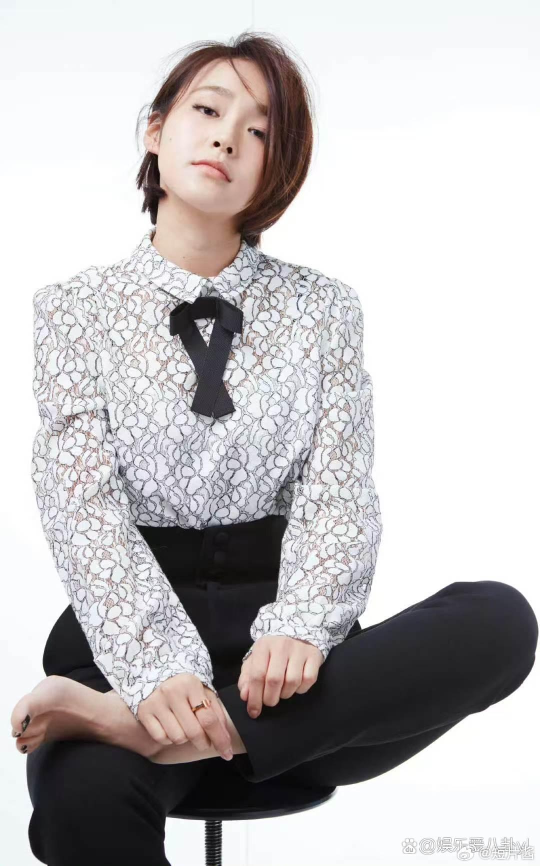 张佳宁光脚写真 