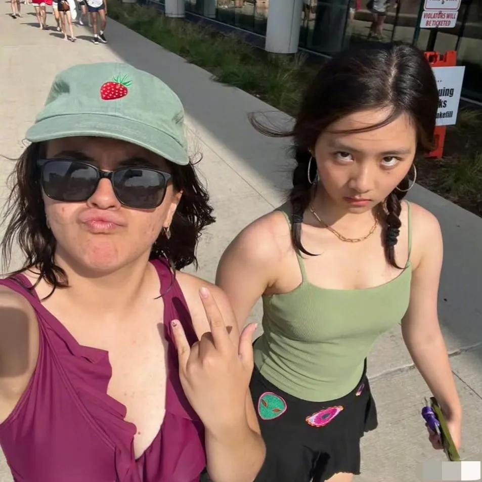 黄磊大女儿，引发热议！

8月28日，黄磊17岁的大女儿黄多多，高调登上热搜，起