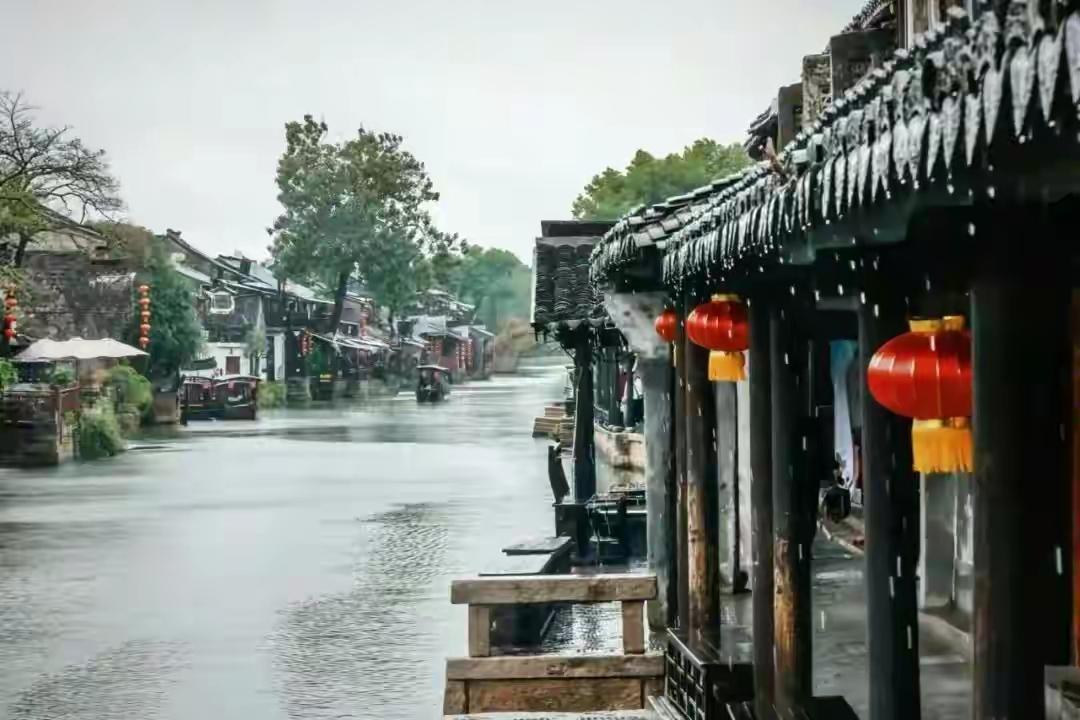 思绪，就像这雨季，轻轻的一拧，流出的是岁月的痕迹