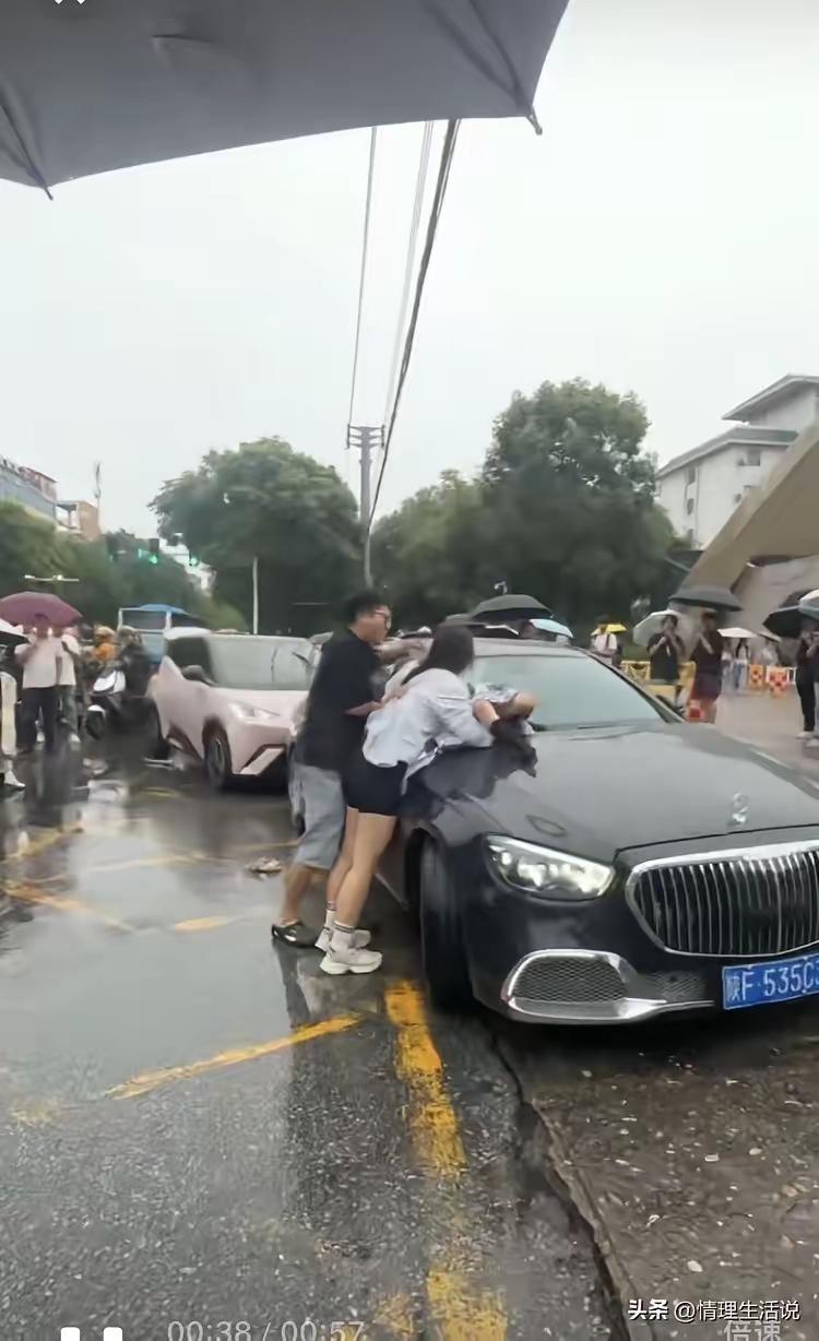豪车车主的瓜总是层出不穷，

第三者确实也不错，就是在大雨中当场被原配堵在雨中，