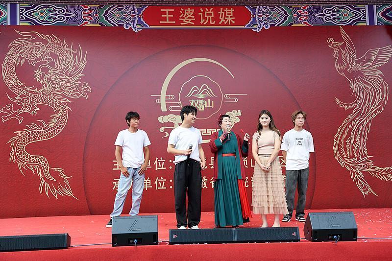 两年前，我曾在头条写过一篇小文，直言王婆一人带火了一座万岁山。如今，《王婆说媒》