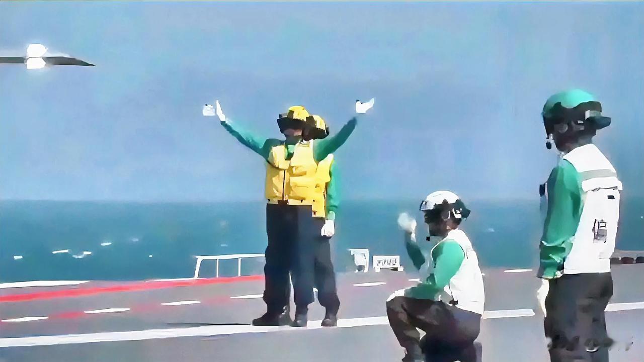 楹联是国粹，不是口号!
口号强调号召力！
楹联强调感染力!