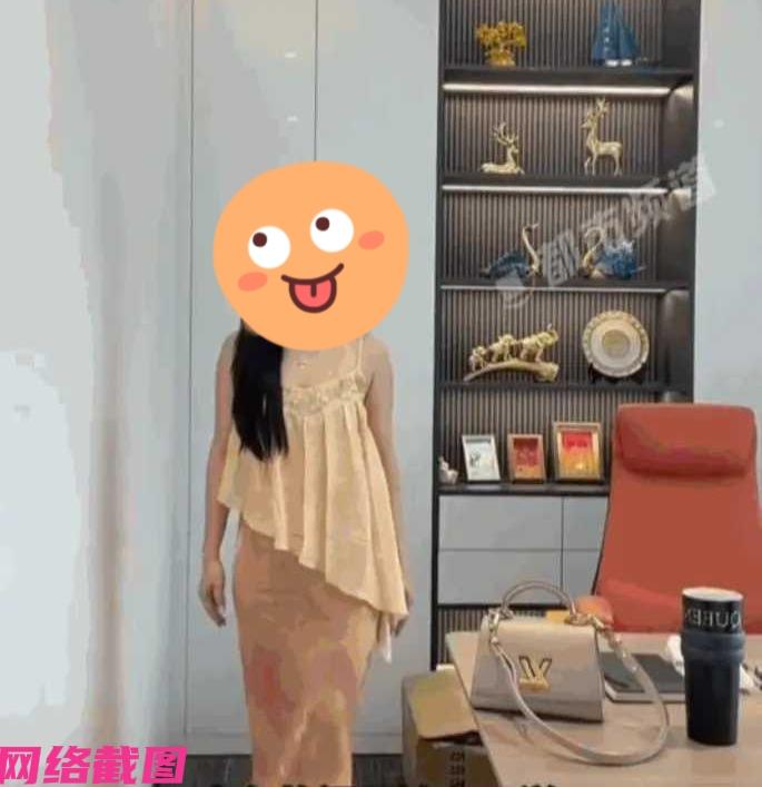 广东有女子网购一件连衣裙，收到货后在家试穿起初还觉得挺合身，没想到当女子走到阳光