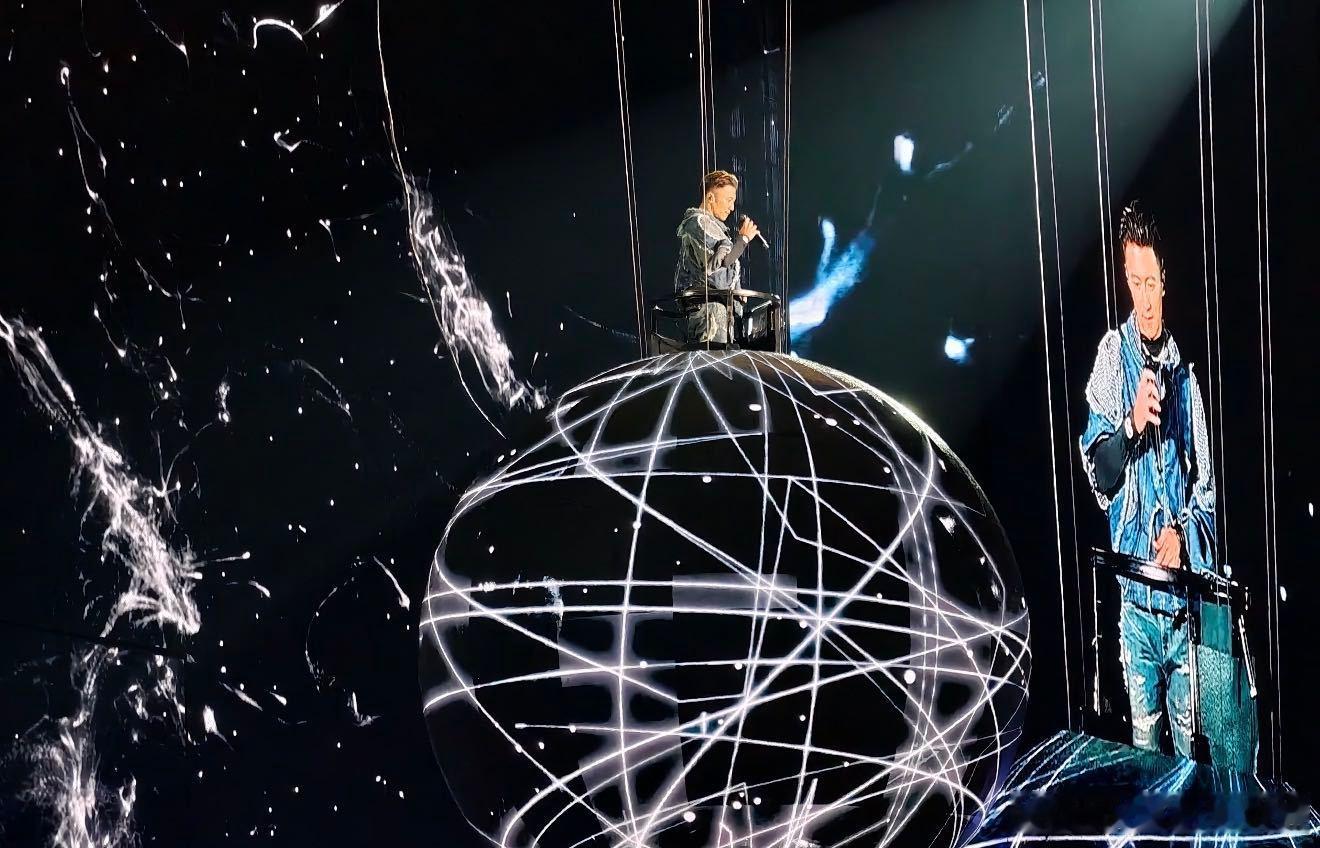 今天被绑架的是谢霆锋 救命，谢霆锋也太可爱了吧！摇滚舞台上气场全开，转头就被“少