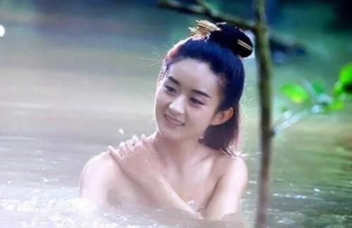 你们知道为什么很多人喜欢赵丽颖吗？因为她的爽文人生啊！从草根到顶流，从不被看好到