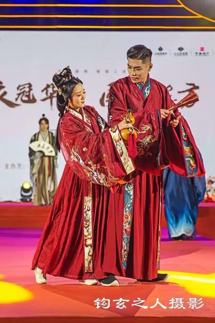 秦汉服饰尚古拙，深衣交领右衽，以玄赤等低饱和单色为尚，纹样质朴厚重，暗合天人合一