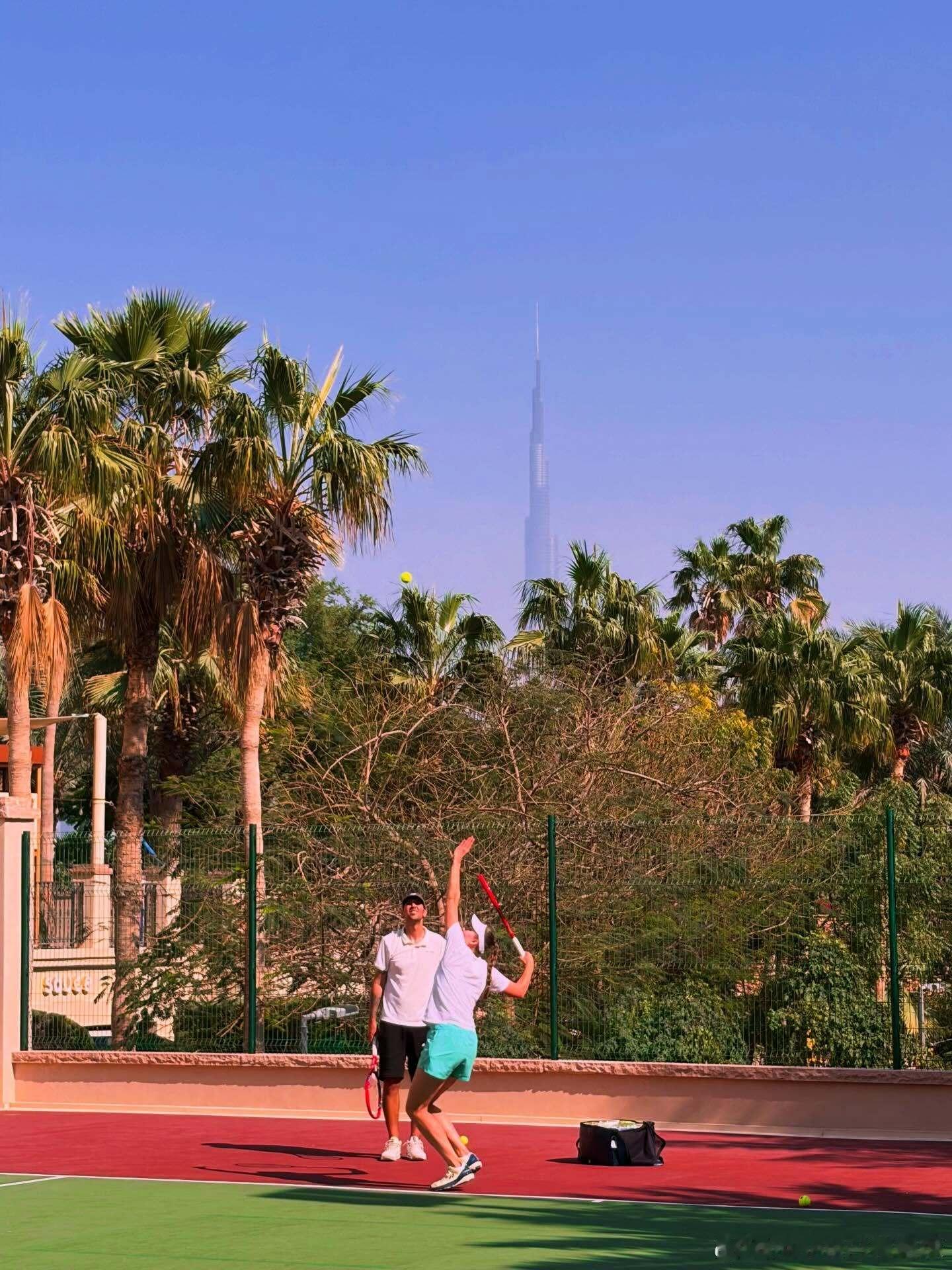 只有这张远远的图莱巴金娜在迪拜接受武科夫指导，阳光双赛再见啦；要健康👍wta