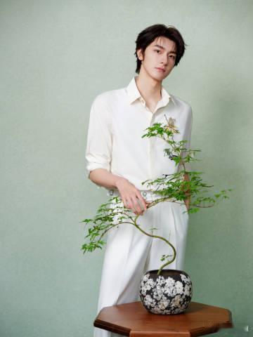 林一白衣古风小生林一谁的古风男友白衣配莲花太有画面感，林一温润的古风小生模样，说