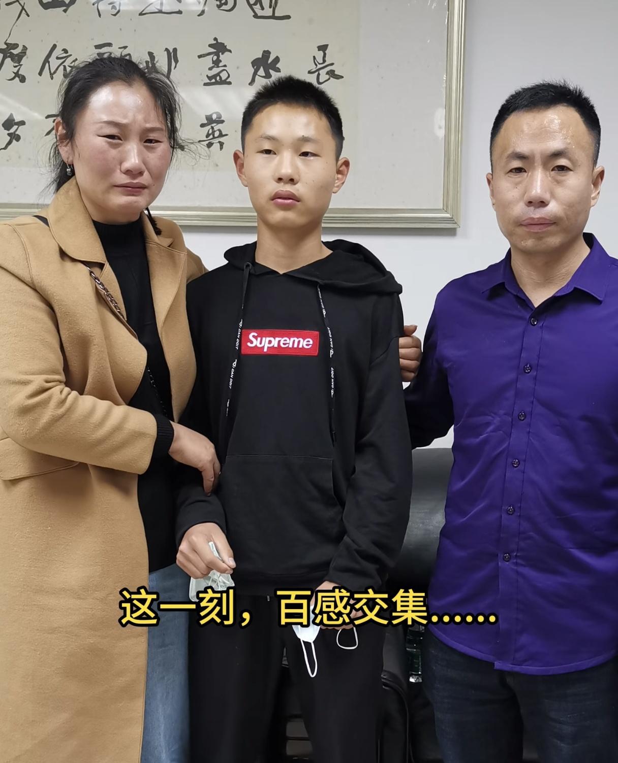 又把我看哭了！
申军良发布了一组照片，记录了他的这些年，其中有几张照片看了以后都