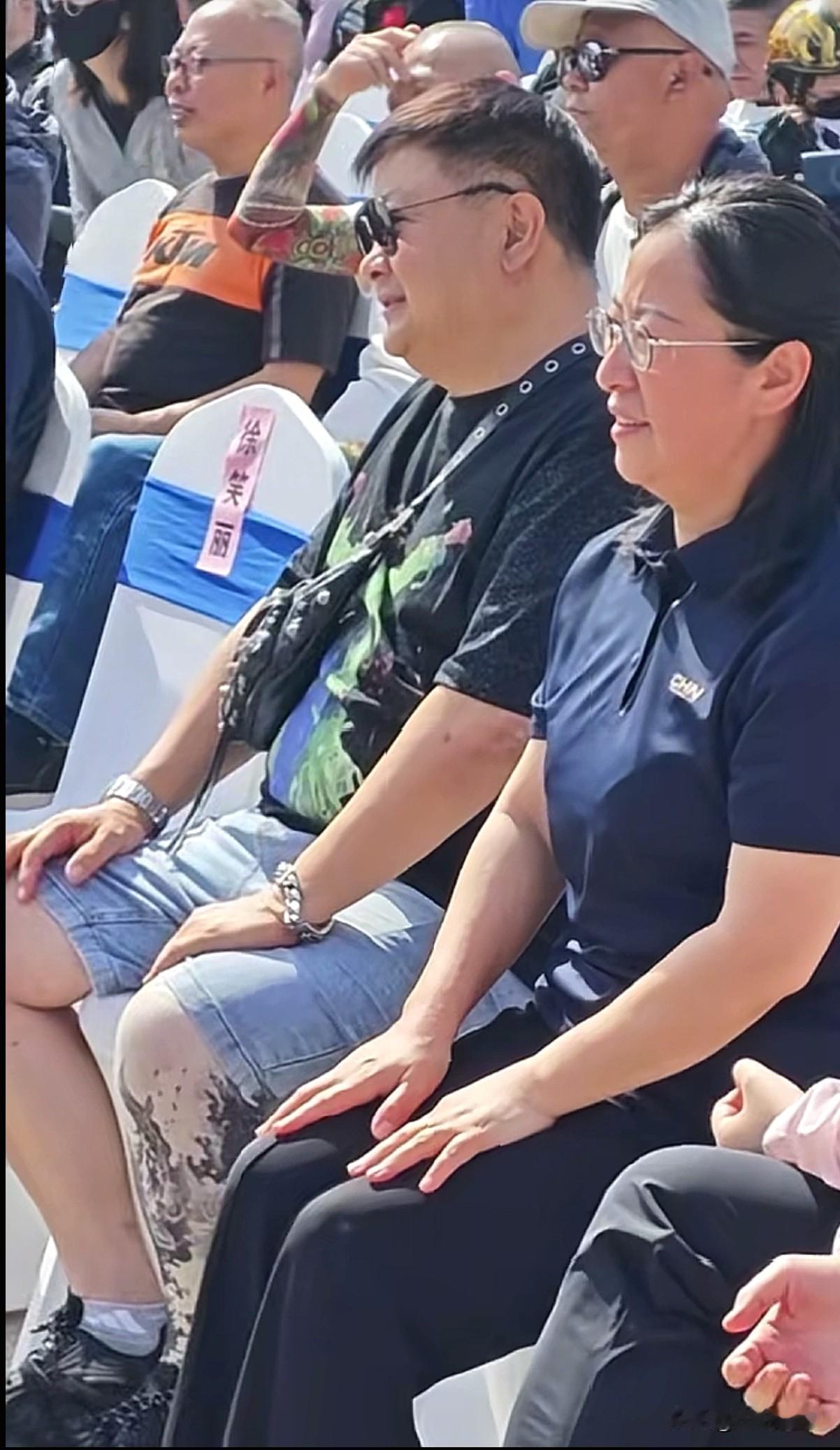 贾旭明，这一次不接地气了。

活动现场围挡了起来，有网友留言:“普通老百姓看得到