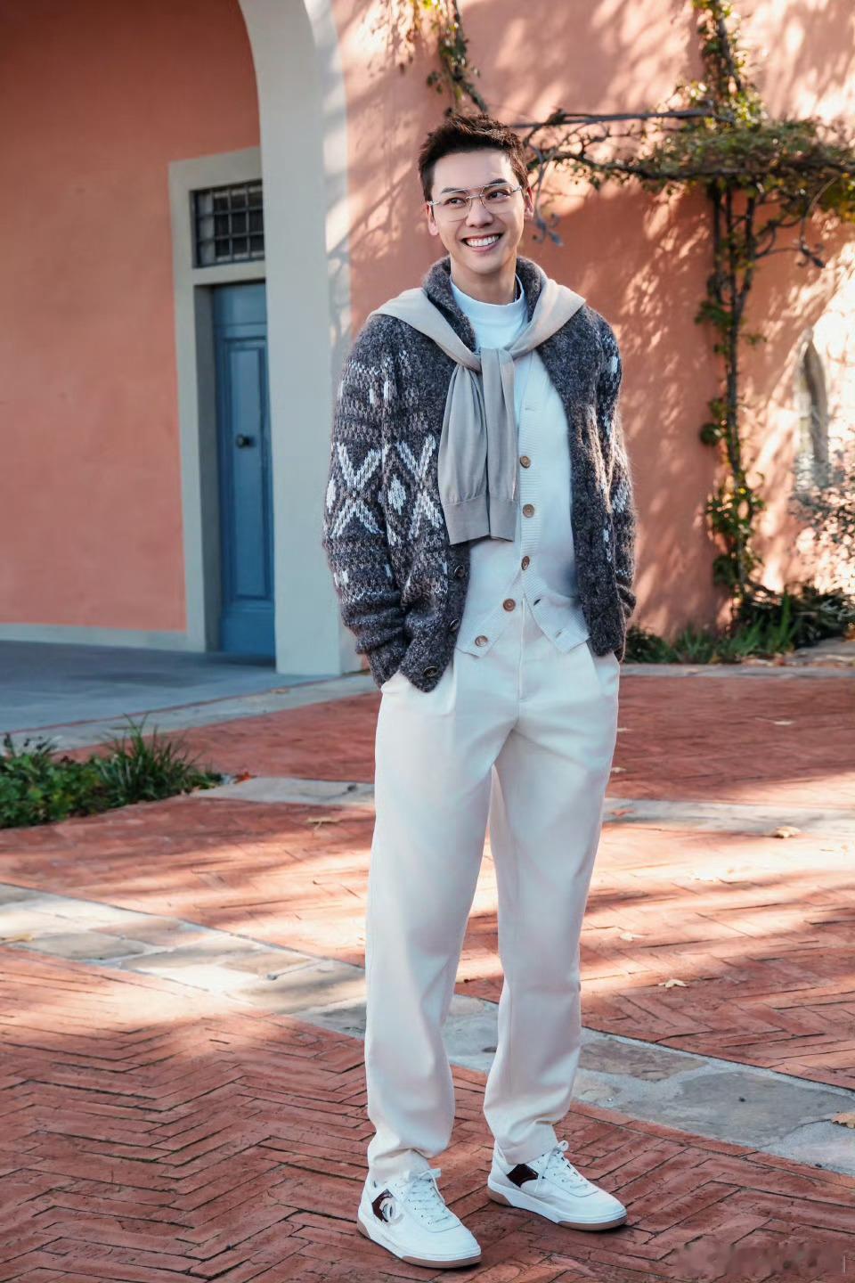 陈伟霆的优点特别特别多，跟他自带的梗一样多到密，人帅又能疯玩，活人感爆棚，玩游戏