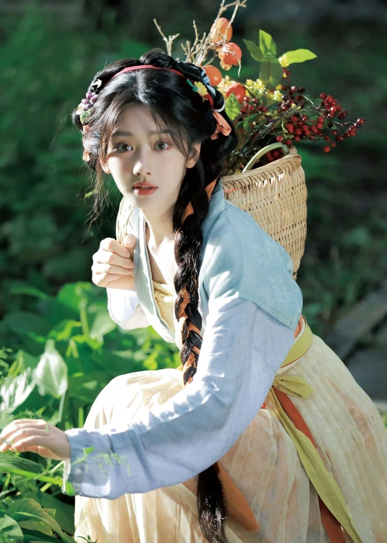 感觉妆容对这姐的加成不太大啊，妆造前后都挺美的 ​​​