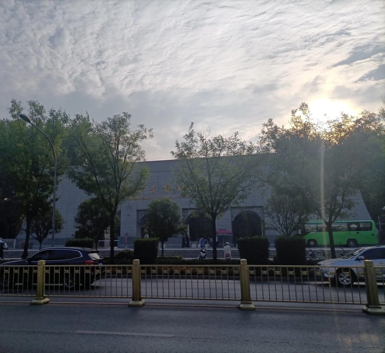 西安建筑科技大学，在名校林立的西安显得不太起眼，既不是985，也不是211，但这