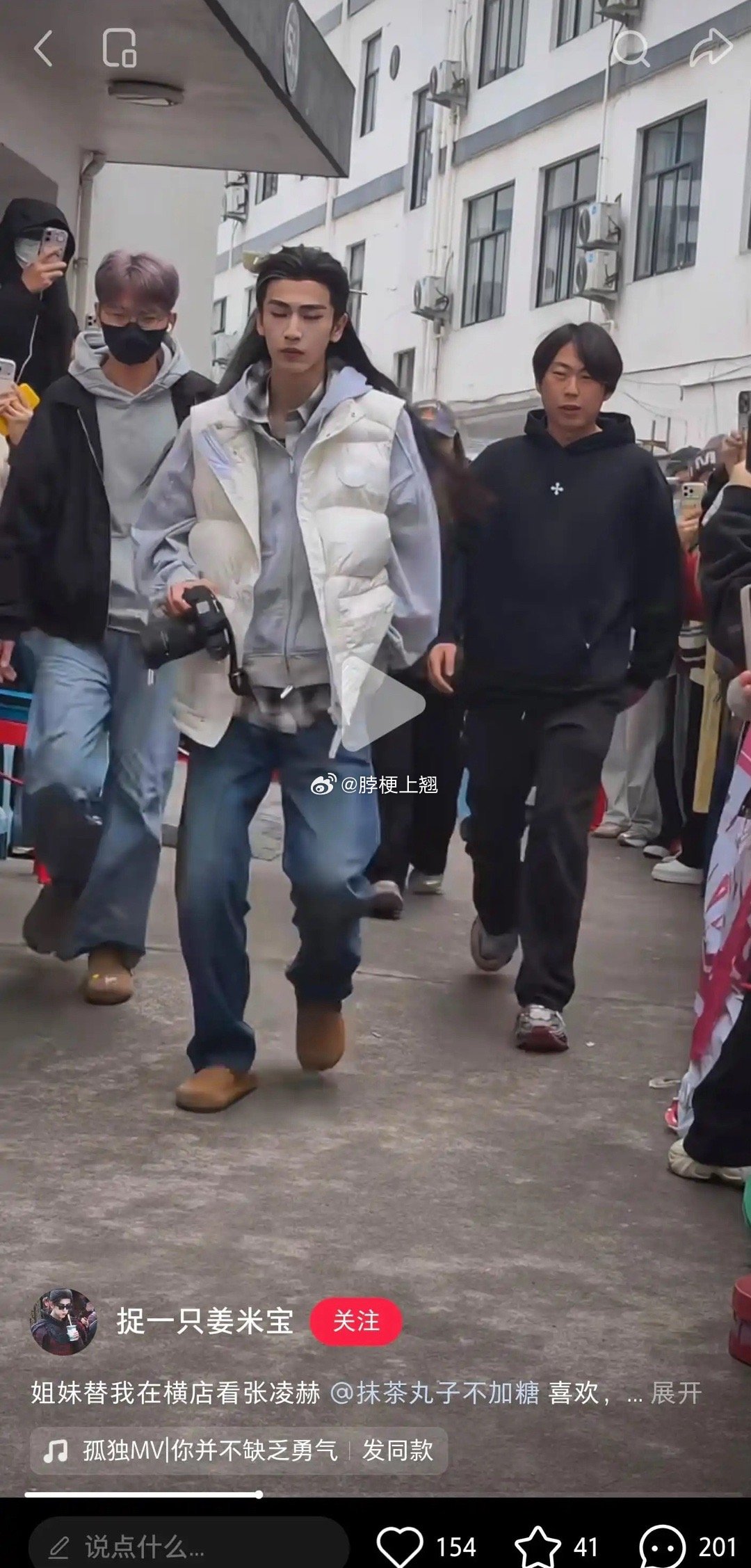 张凌赫真的有一米九吗？这个比例看着不太好啊 