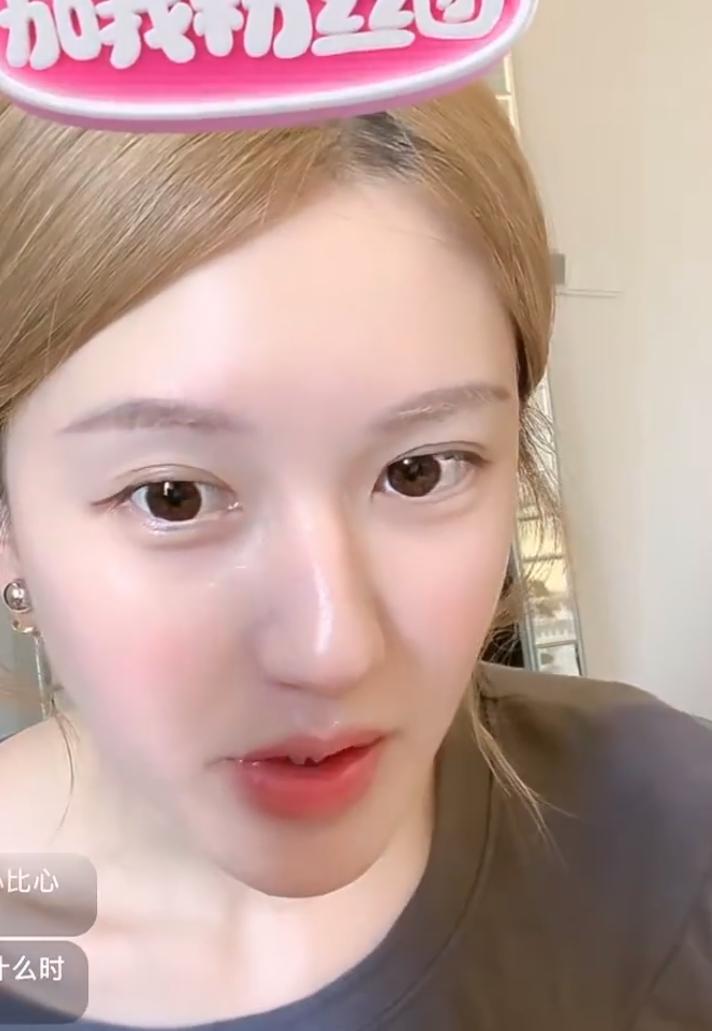 赵露思应该算是松口吧
说自己愿意演恶毒女配，演妈妈奶奶，不一定非得拍大制作的戏，