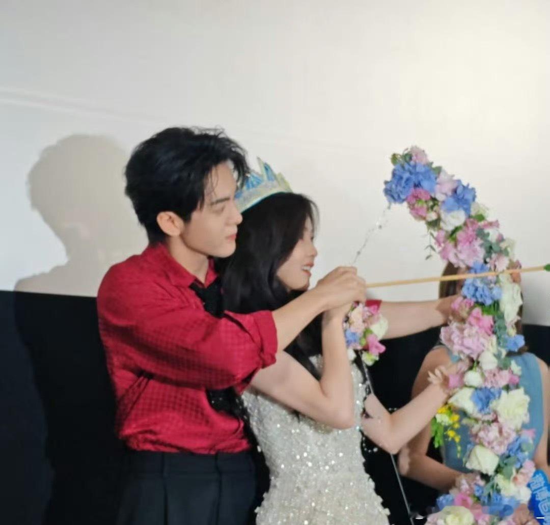白鹿曾舜晞现场还原名场面曾舜晞白鹿双人射箭你们两个要不要这么甜的哇，真的给我狠狠