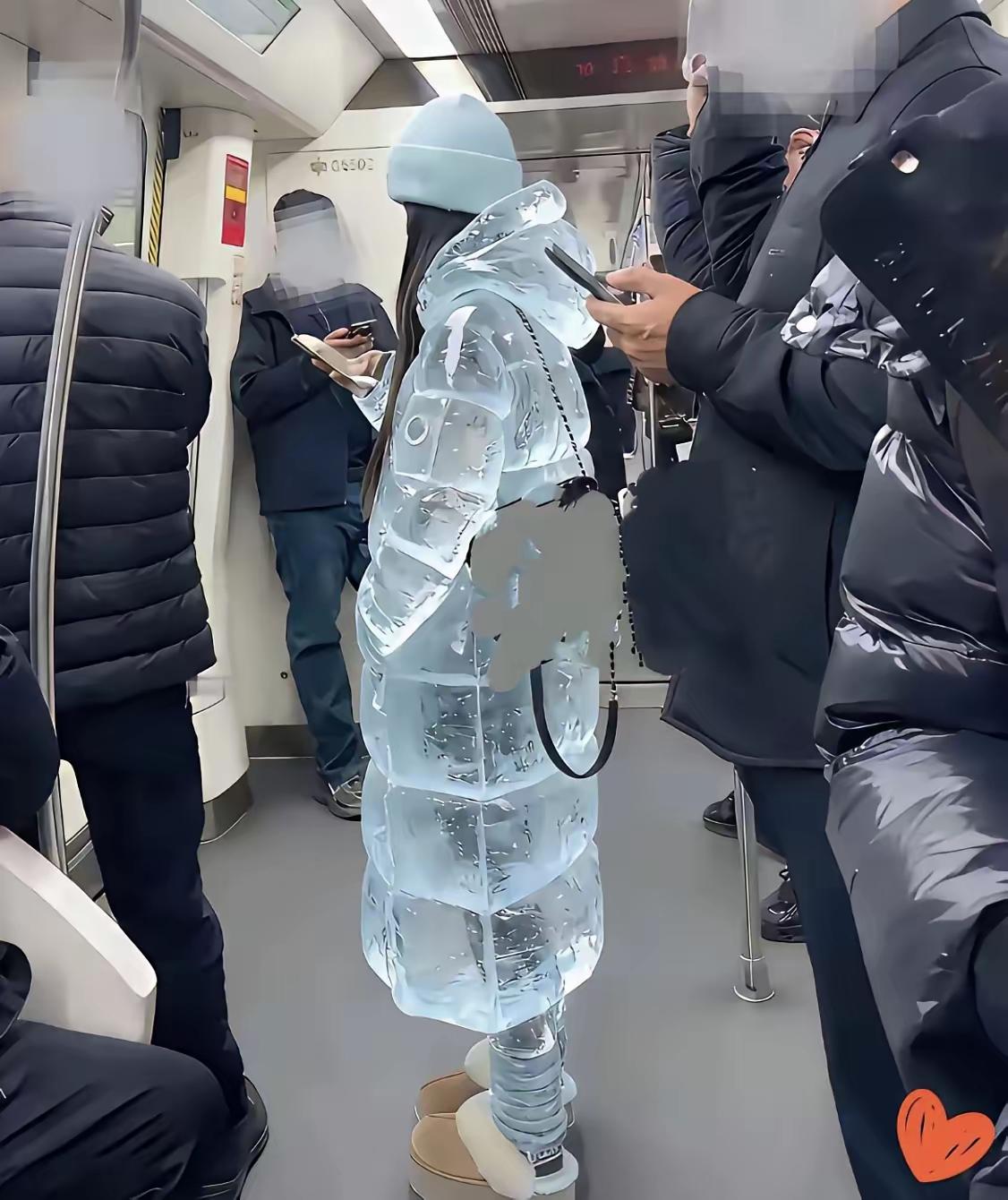 ❄️ 今日份地铁限定：行走的冰块本人。
这降温buff叠满了，主打一个物理制冷，