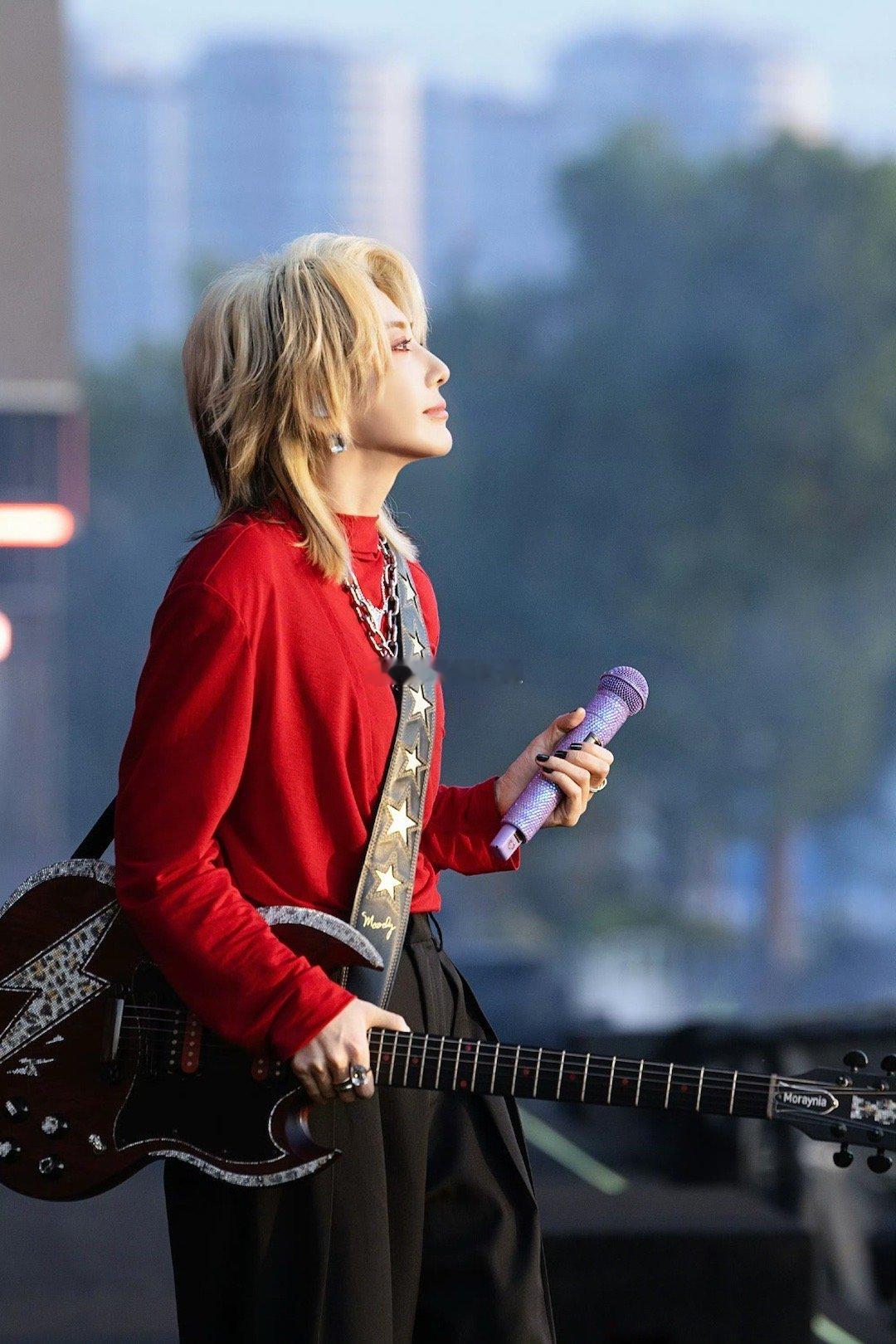 的时尚驾驭能力总结下来就是能驾驭高定又能拿捏基础款，11月15日南京江豚音乐节，