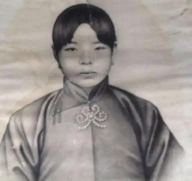 1906年，蒋介石一脚踢向妻子，瞬时，毛福梅捂着肚子倒下了，哀泣不止。蒋母王采玉