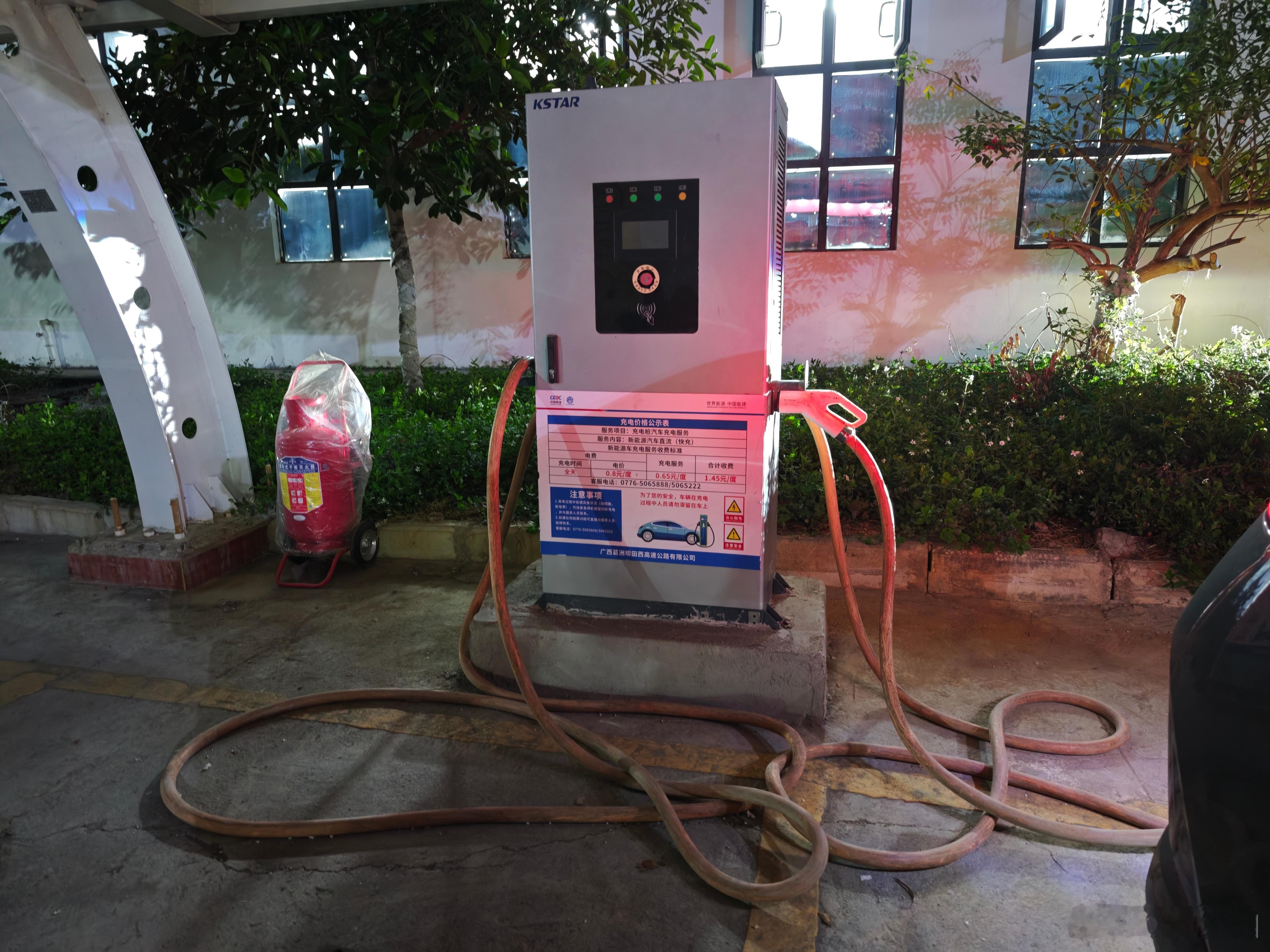 这个那劳服务区的充电桩居然没有电……广西这春运保障怎么搞的